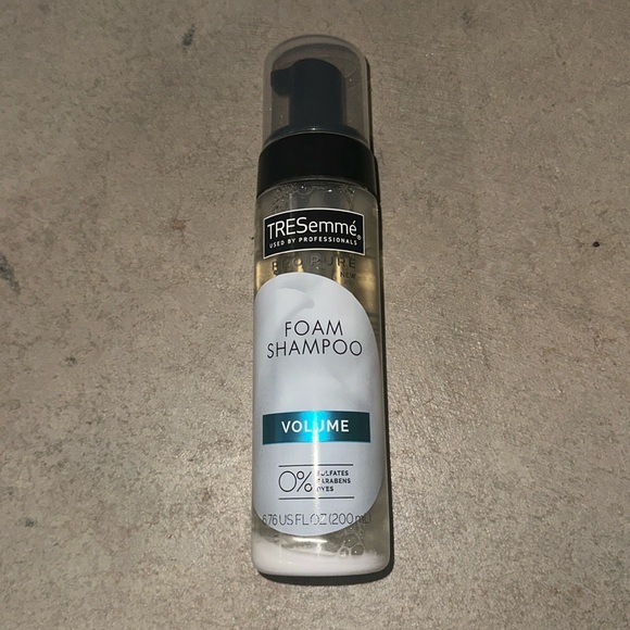 TRESemmé shampoo & conditioner botanique coconut milk & aloe vera & foam shampoo - Picture 3 of 4